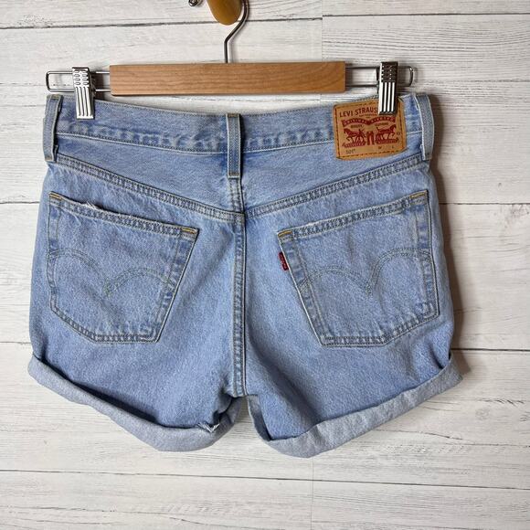 Levis Shorts Womens Size 8-10 Light Wash Button Fly Denim Distressed 100% Cotton - Picture 11 of 16